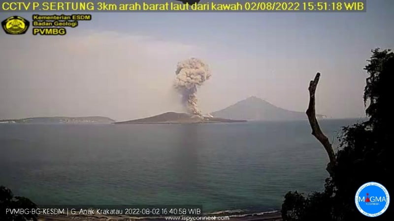 Gunung Anak Krakatau saat erupsi pada Selasa, 2 Agustus 2022, pukul 22.49. (Dok Magma Indonesia)