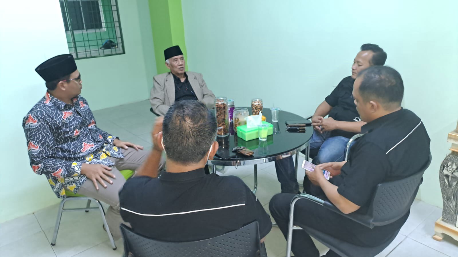SMA ALQURAN MALAHAYATI. Ketua Badan Pengurus Harian (BPH) Yayasan SMA Alquran Malahayati Marsal bersama pengelola SMA Abdul Rahman menerima kunjungan Lampung Post di kantornya Kompleks Perguruan Malahayati, Jalan Pramuka, Rajabasa, Bandar Lampung, Selasa (23/8). Menurut Marsal, sekolah yang dikelolanya itu bertekad untuk mencetak generasi muda bangsa yang siap tantangan ke depan, sehingga mereka benar-benar menyiapkan kurikulum hingga fasilitas terbaik untuk siswa.
(ISTIMEWA)