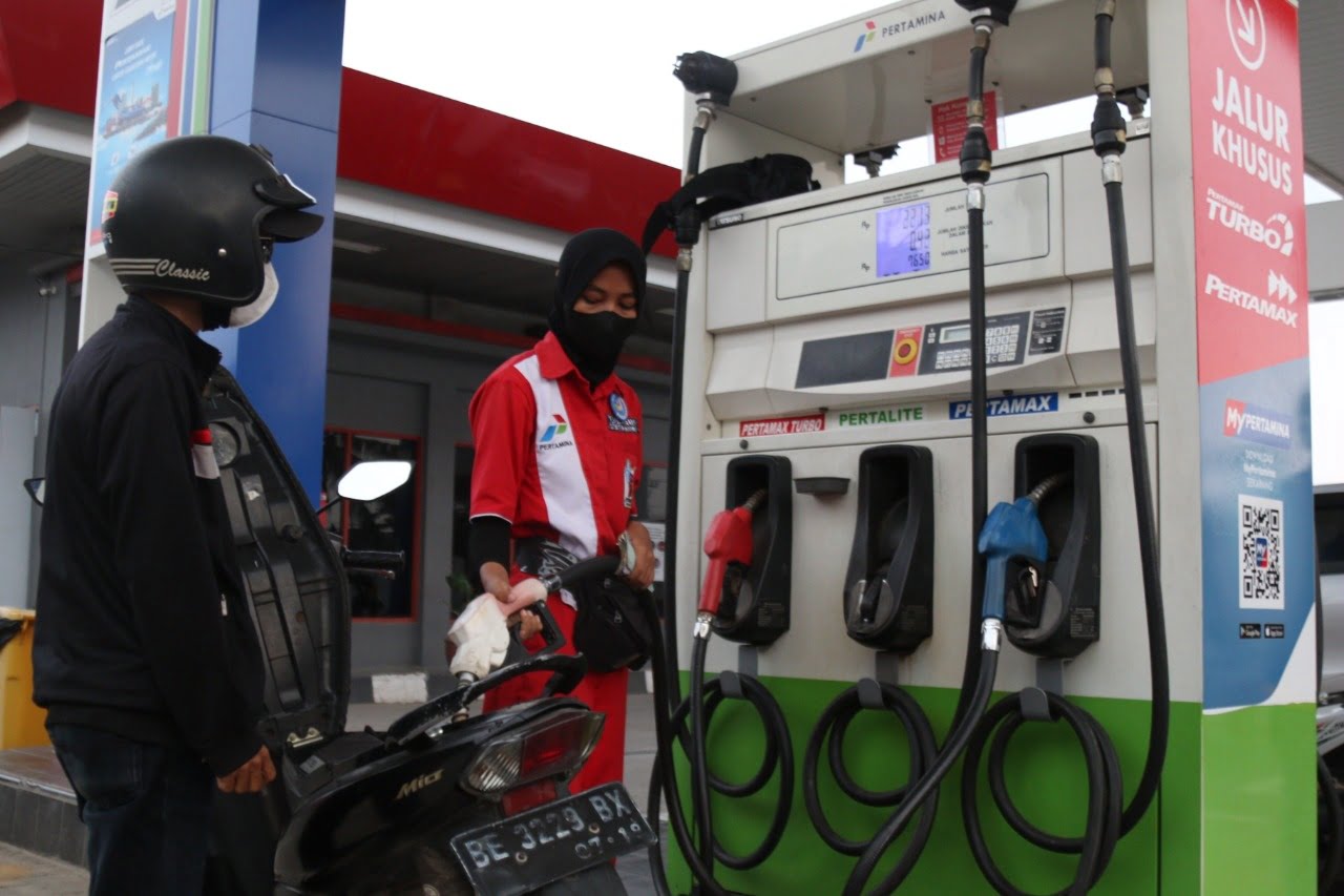 RENCANA KENAIKAN HARGA BBM. Petugas melayani pengisian bahan bakar minyak (BBM) jenis pertalite di SPBU Jalan Soekarno-Hatta (bypass) Sukarame, Bandar Lampung, Senin (22/8). Pemerintah segera mengumumkan rencana kenaikan harga bahan bakar minyak (BBM) subsidi.
n LAMPUNG POST/SUKISNO