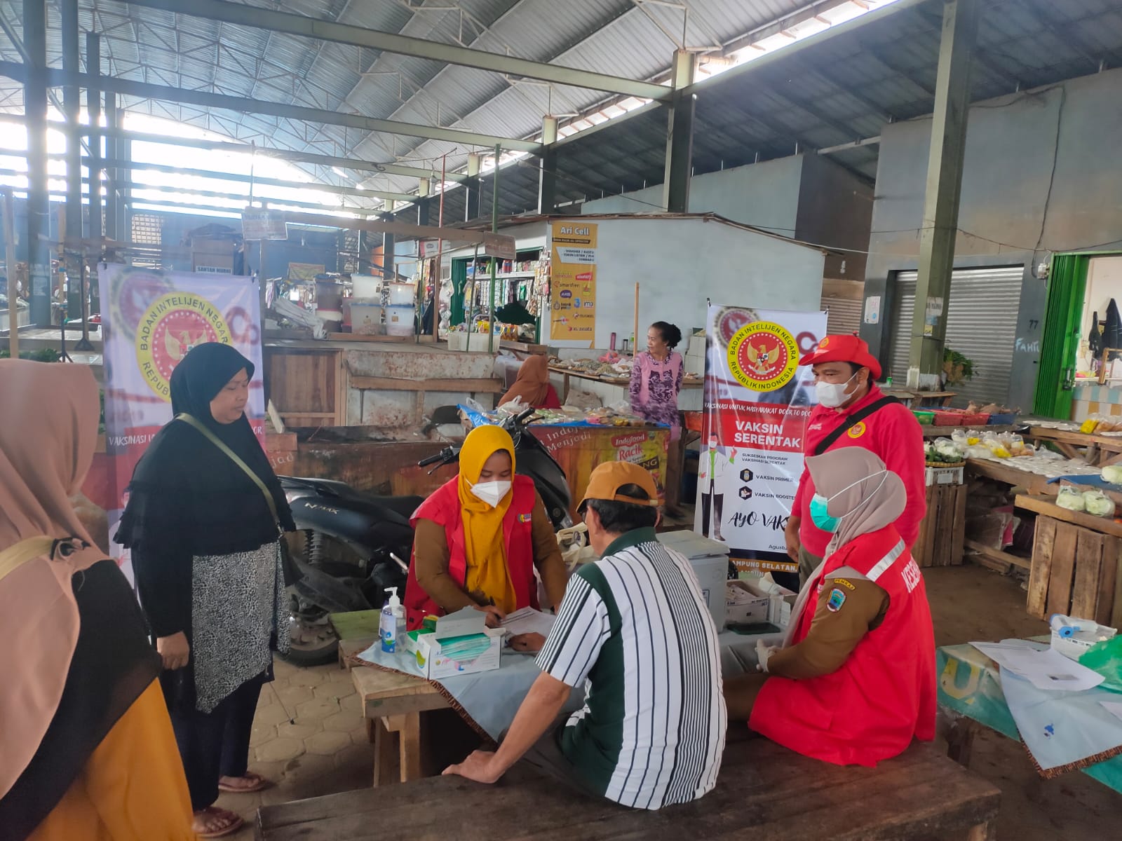 VAKSINASI COVID-19. Badan Intelijen Negara Daerah (Binda) Lampung bekerja sama dengan Dinas Kesehatan Kabupaten Lampung Selatan dengan tenaga kesehatan (nakes) secara maraton melanjutkan kegiatan vaksinasi Covid-19 di Desa Munjuksampurna, Kecamatan Kalianda, Lampung Selatan, Senin (30/8). Binda Lampung terus bergerak memberikan vaksin kepada masyarakat di tiga lokasi, meliputi Kecamatan Kalianda, Sidomulyo, dan Jatiagung. LAMPUNG POST/JUWANTORO