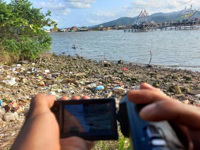 Warga menunjukkan penampakan buaya muara.(LAMPOST/SALDA)
