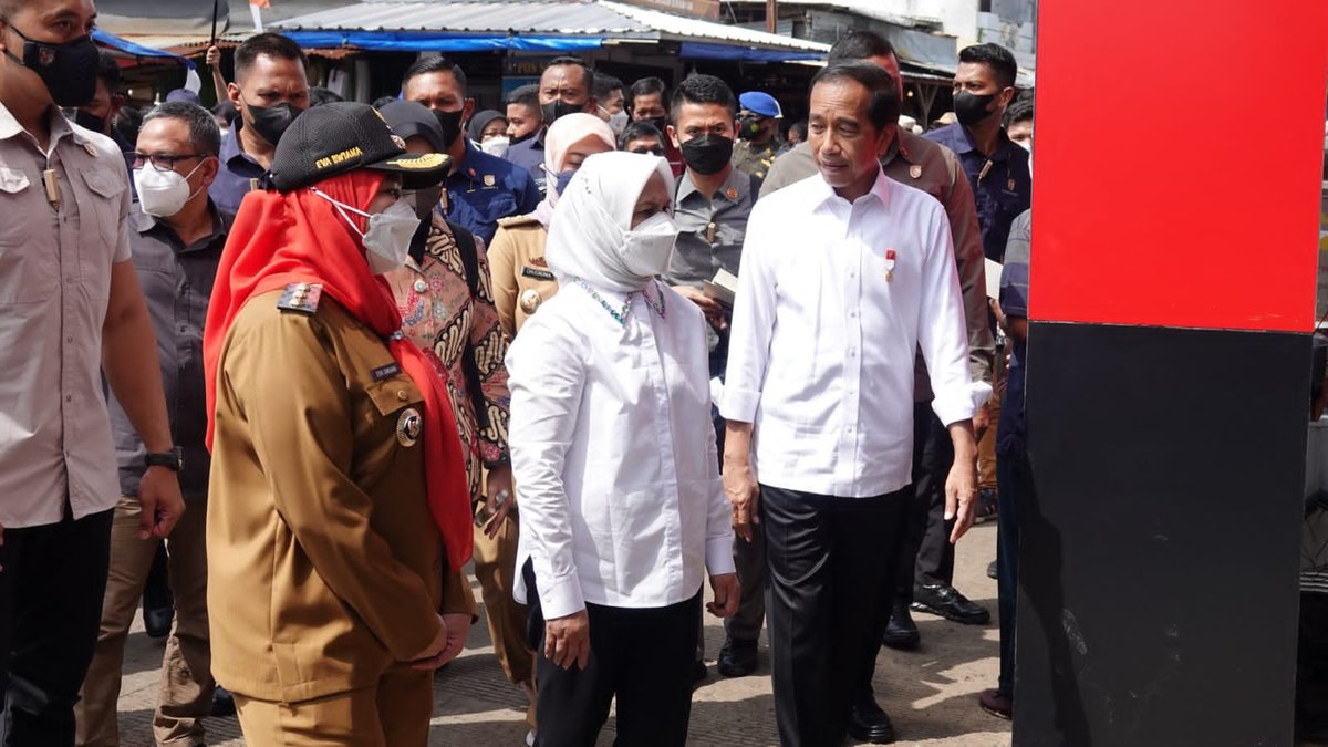 Presiden Joko Widodo bersama Wali Kota Bandar Lampung Eva Dwiana meninjau Pasar Pasir Gintung Bandar Lampung, Sabtu (3/9).
n DOK PEMKOT BALAM