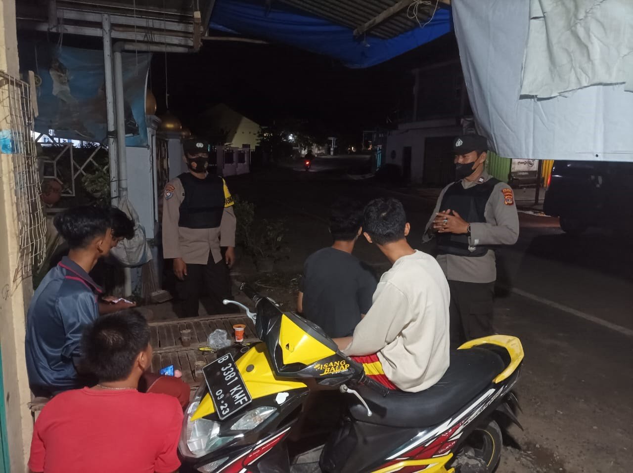 GENCARKAN PATROLI. Anggota Polres Pesawaran menggencarkan patroli dan memberi imbauan kepada para remaja yang ada di kabupaten setempat, Minggu (18/9). Patroli ini dilakukan guna mengantisipasi agar mereka tidak melakukan perbuatan yang melanggar hukum.
(LAMPUNG POST/PUTRA PANCASILA SAKTI)