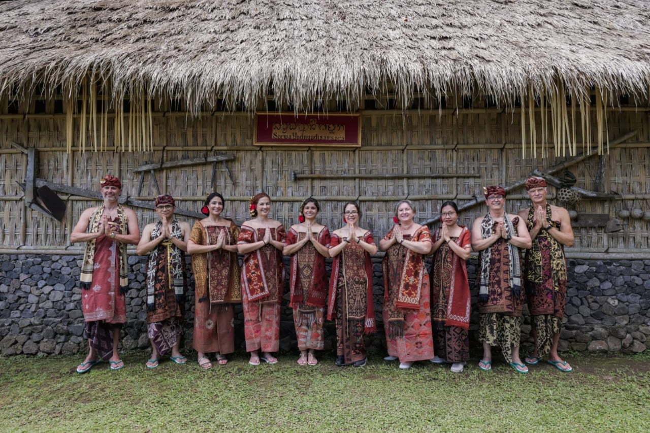 Delegasi negara-negara G20 mengenakan busana adat dengan warna dan corak khas Bali, termasuk kain Gringsing, yang dipercaya dapat menangkal bahaya dan penyakit. DOK  KEMENDIKBUD RI