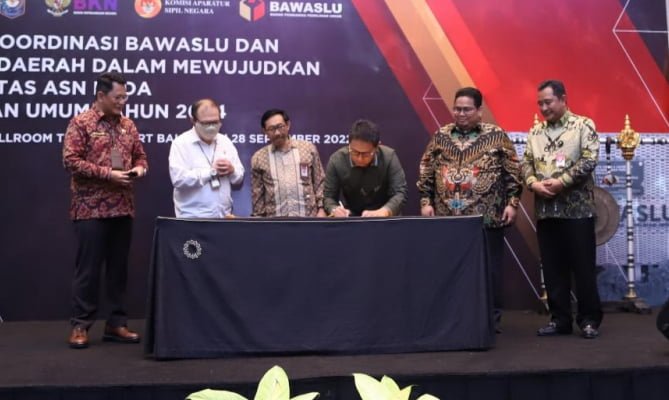 Ketua Bawaslu Rahmat Bagja menyaksikan penandatanganan pakta integritas Penjabat Pembina Kepegawaian (PPK) dalam Rapat Koordinasi Bawaslu dan Kepala Daerah, dalam Mewujudkan Netralitas ASN Pada Pemilu dan Pemiliham Serentak 2024 di Bali, Selasa (27/09/2022). Foto: Pemberitaan dan Publikasi Bawaslu RI