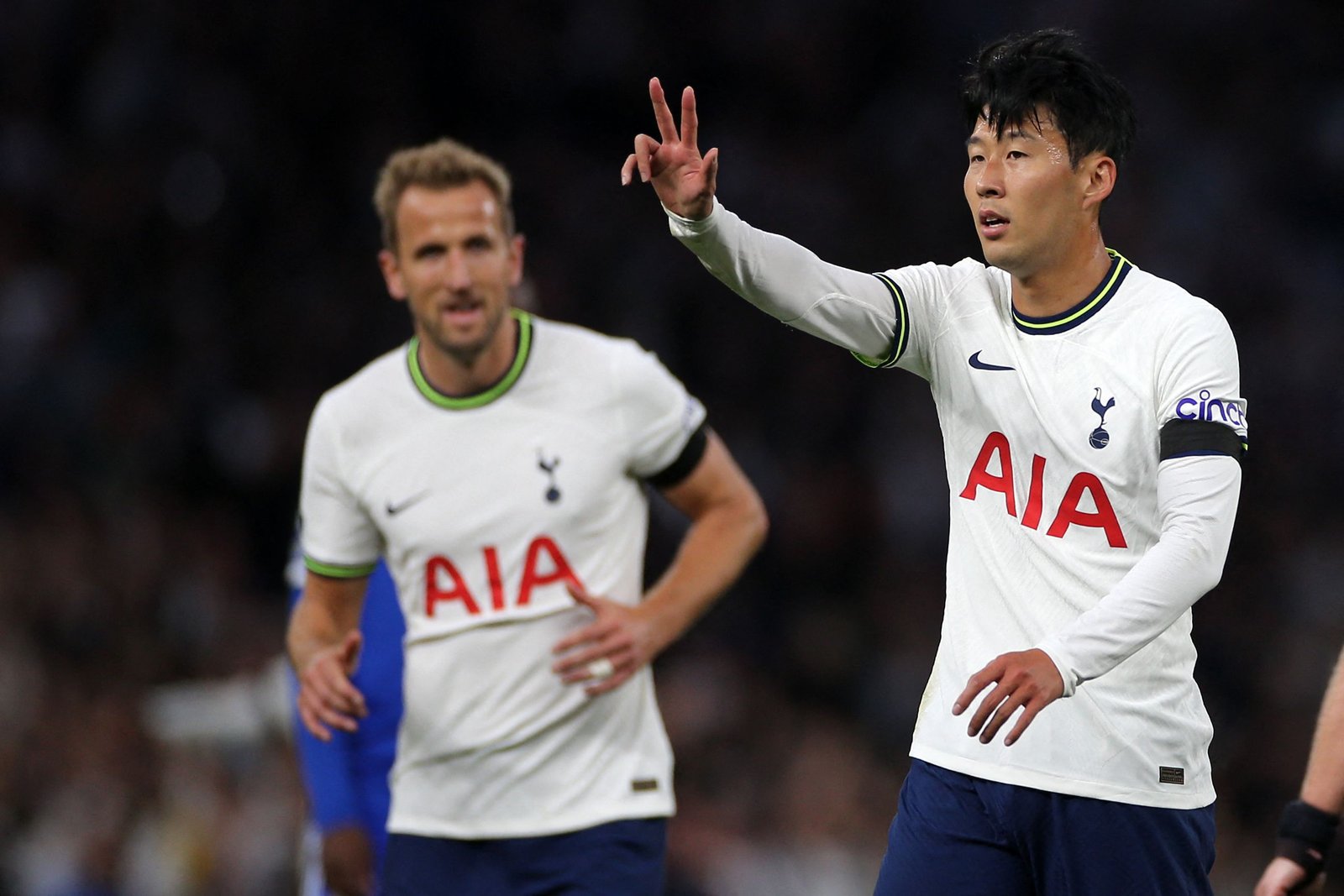 CETAK HATTRICK. Aksi striker Tottenham Hotspur, Son Heung-Min (kanan), usai mencetak gol ketiganya ke gawang Leicester City dalam pertandingan Liga Premier Inggris antara Tottenham Hotspur dan Leicester City di Stadion Tottenham Hotspur, London, Sabtu (17/9). Son mencetak hattrick di laga itu untuk membantu kemenangan Tottenham dengan skor 6-2 atas Leicester.(AFP/ISABEL INFANTES)