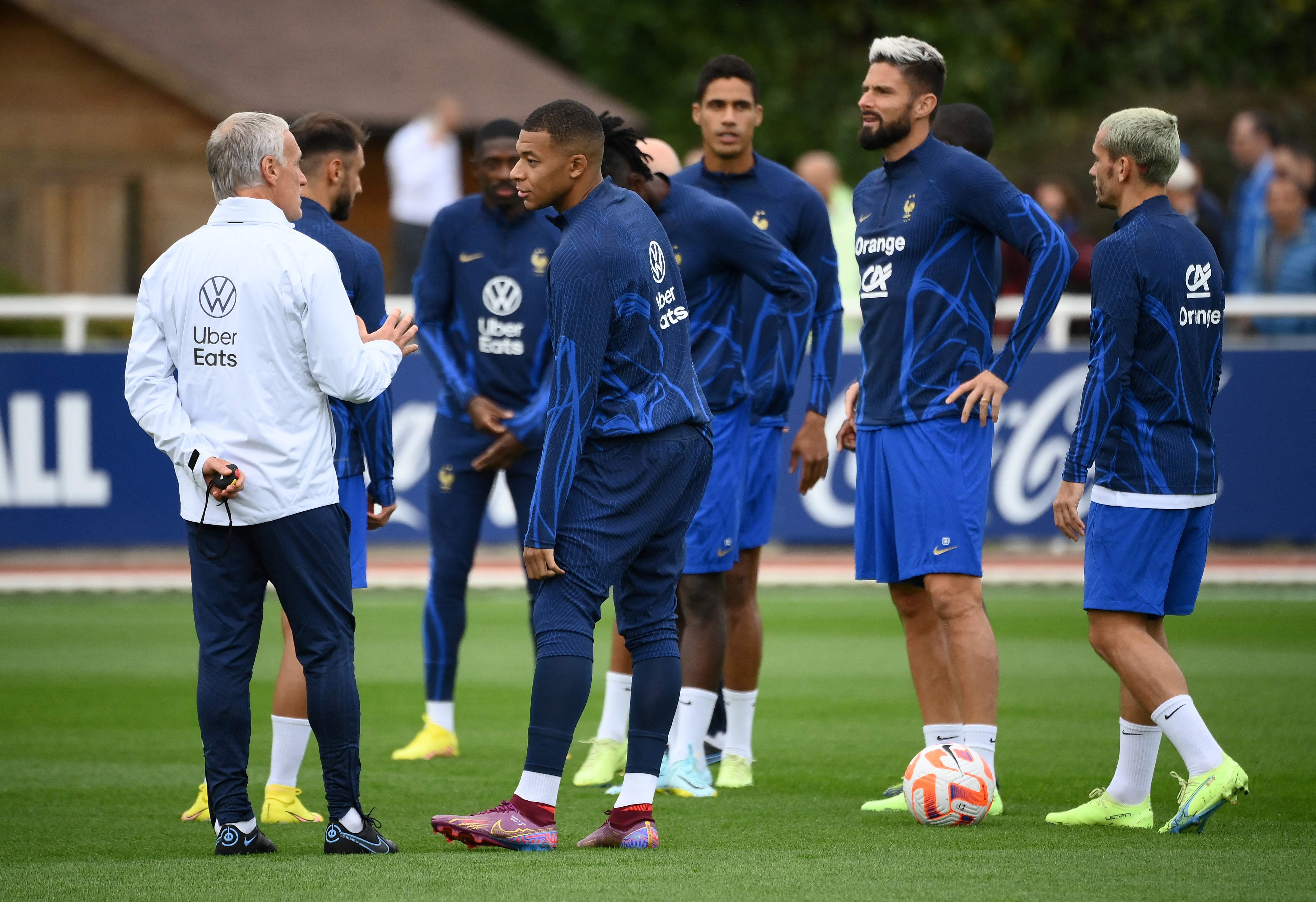 LATIHAN. Penyerang Prancis, Kylian Mbappe (tengah), berbincang dengan pelatih Prancis, Didier Deschamps, dalam sesi latihan di Clairefontaine-en-Yvelines, Selasa (20/9). Sesi latihan ini sebagai bagian dari persiapan tim untuk UEFA Nations League.(AFP/FRANCK FIFE)