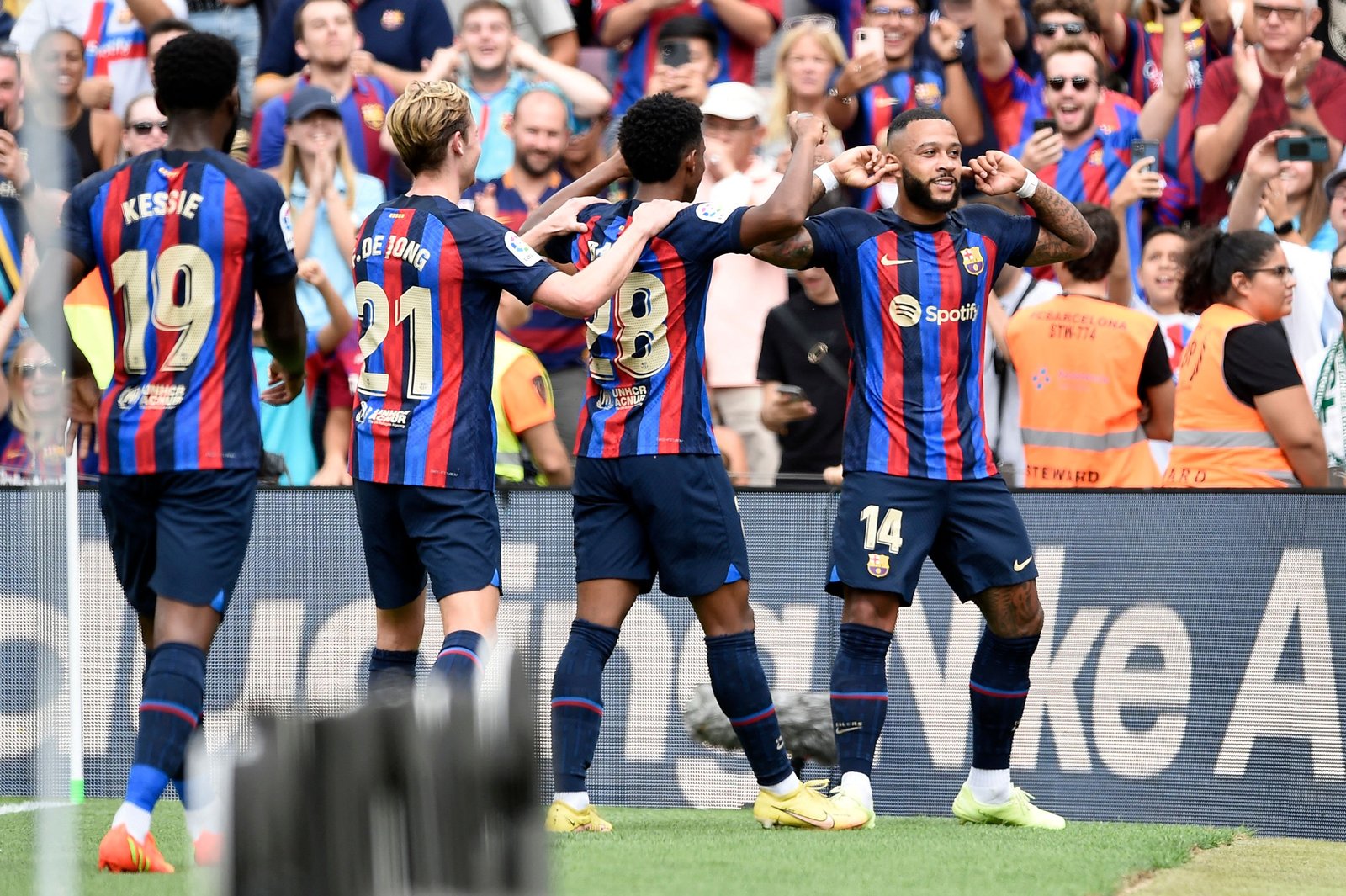 CETAK GOL. Pemain depan Barcelona Memphis Depay (kanan) merayakan gol kedua bagi timnya dalam pertandingan sepak bola La Liga Spanyol antara Barcelona dan Elche di Stadion Camp Nou, Barcelona, Sabtu (17/9). Pada laga ini Blaugrana menang telak dengan skor 3-0.(AFP/JOSEP LAGO)