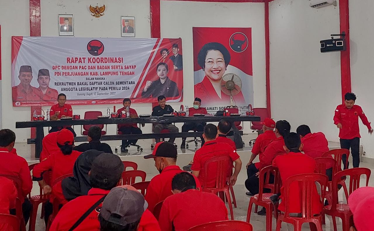 PENJARINGAN BAKAL CALON. Ketua DPC PDI Perjuangan Kabupaten Lampung Tengah, Loekman Djoyosoemarto, saat konsolidasi dan rapat koordinasi bersama seluruh PAC beserta badan dan sayap partai untuk sinkronisasi upaya pemenangan dengan tahapan dan langkah yang bisa mendulang suara lebih banyak dari Pilieg 2019, Selasa (13/9). Pihaknya telah membuka penjaringan bakal calon sementara anggota legislatif DPR, DPD RI, DPRD provisi dan DPRD kabupaten, sejak 7—25 September 2022.
LAMPUNG POST/RAEZA HANDANNY AGUSTIRA