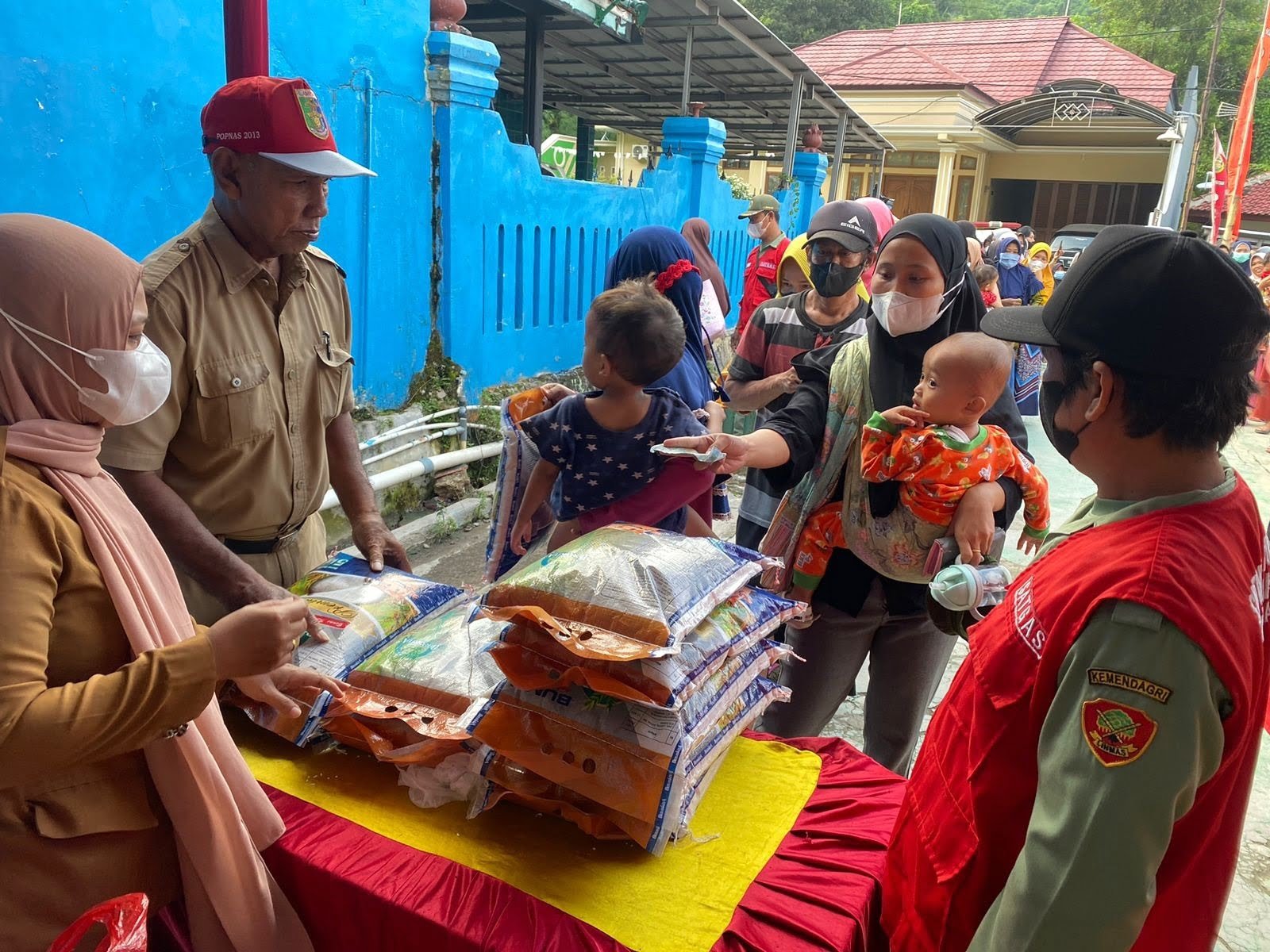 PASAR MURAH. Pelaksanaan Pasar Murah di Serengsem, Panjang, beberapa hari yang lalu. Paasr murah di Bandar Lampung akan terus digelar setiap pekannya. Wali Kota Bandar Lampung, Eva Dwiana, menyampaikan kegiatan tersebut merupakan salah satu upaya pemerintah dalam mengendalikan harga bahan pokok. LAMPUNG POST / UMAR ROBANI