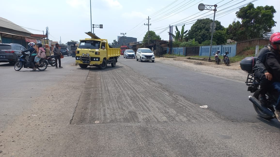 Galian jalan di Soekarno Hatta, Bandar Lampung. (LAMPOST/SALDA)