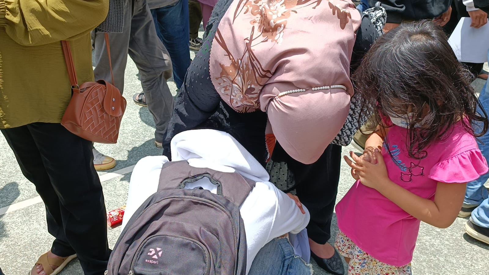 Foto : Salah satu murid yang terjaring razia sedang mencium kaki orang tuanya. LAMPUNG POST/PUTRI PURNAMA