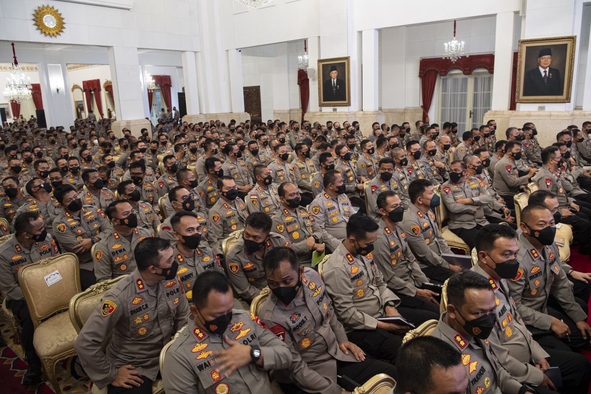 Anggota Polri bersiap mengikuti arahan Presiden Joko Widodo. ANTARA FOTO/SIGID K