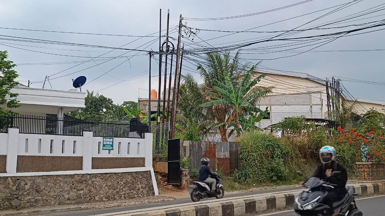TIANG PROVIDER. Tiang dan kabel optik di jalan Pramuka, Rajabasa, Bandar Lampung, Minggu (9/10). Dinas Perumahan dan Permukiman (Disperkim) Kota Bandar Lampung memastikan hanya ada 13 perusahaan penyedia layanan internet yang mendapatkan rekomendasi pemasangan tiang provider beserta jaringan kabelnya di Kota Tapis Berseri.
Lampung Post/Putri Purnama
