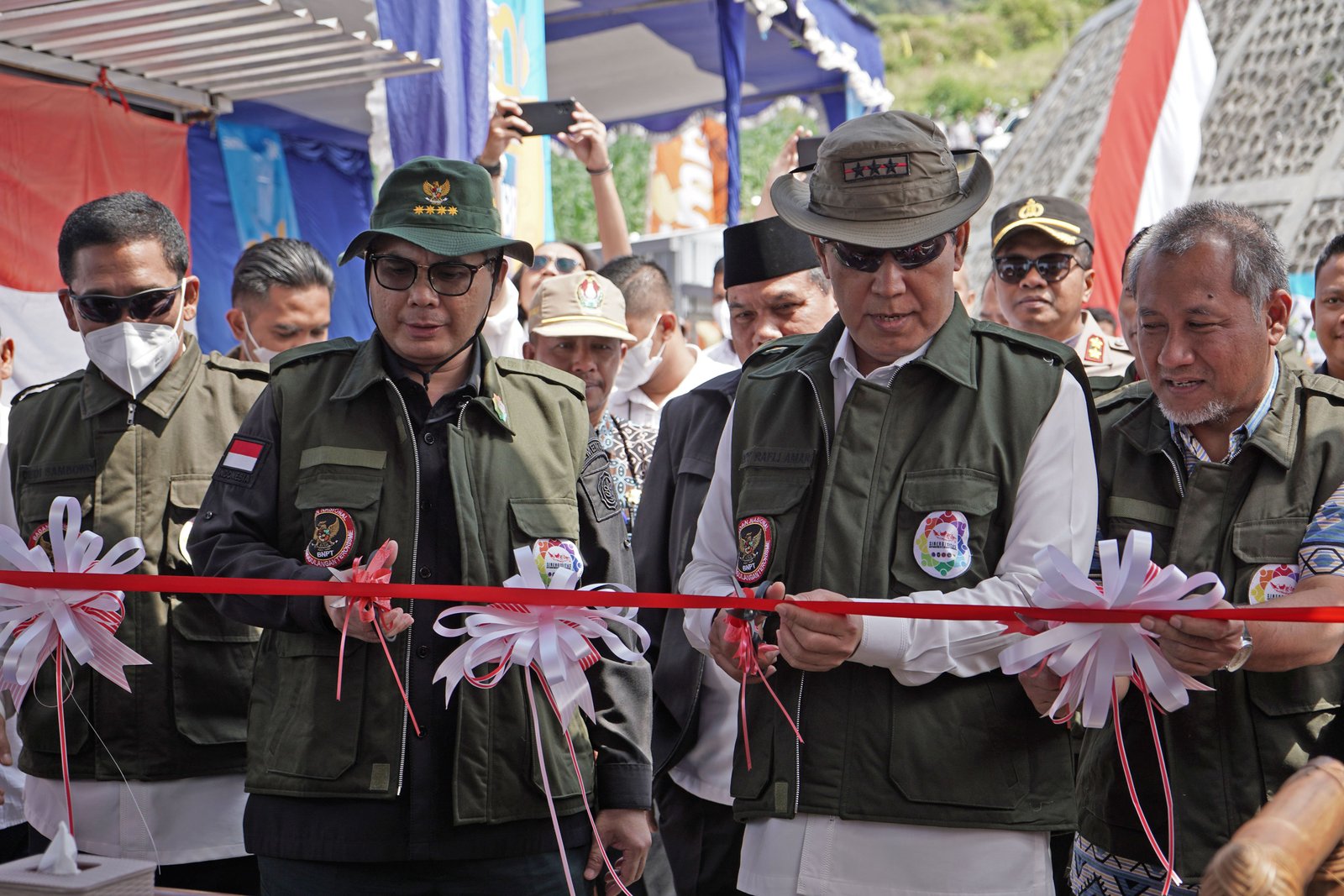 Kepala Badan Nasional Penanggulangan Terorisme (BNPT) Komjen Pol Boy Rafli Amar (kedua kanan) bersama  Wakil Menteri Pertanian Harvick Hasnul Qolbi (kedua kiri) meresmikan Warung NKRI saat "soft launching" Kawasan Terpadu Nusantara (KTN) di kawasan lereng Gunung Sindoro, Desa Bansari, Temanggung, Jawa Tengah, Rabu (27/7/2022). BNPT bekerjasama dengan Kementerian Pertanian, Perhutani dan pemerintah daerah setempat mengembangkan KTN sebagai salah satu bentuk pendekatan lunak yang mengedepankan aspek kesejahteraan dengan memberikan fasilitas kepada eks narapidana terorisme, penyintas dan masyarakat untuk mengembangkan produktivitas ekonomi melalui sektor pertanian dan pariwisata. ANTARA FOTO/Anis Efizudin/nym.
