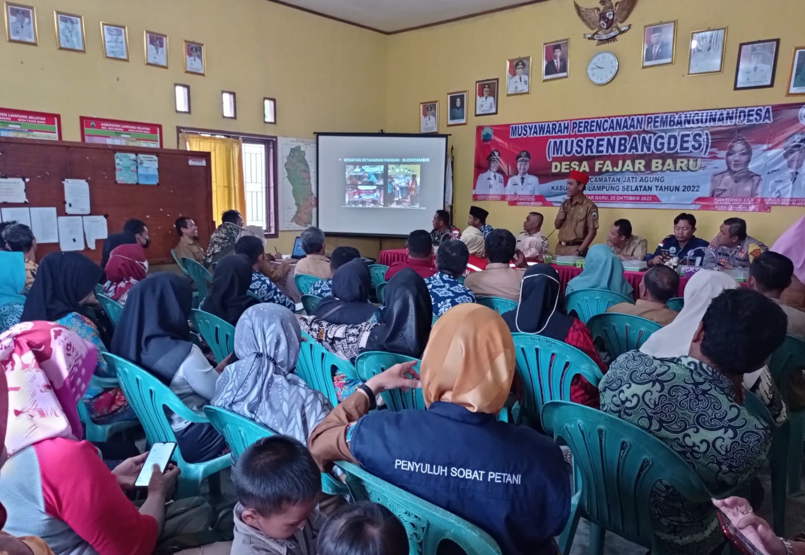 MUSRENBANG WARGA JATIAGUNG: Sebanyak 21 desa di Kecamatan Jatiagung mulai melakukan musyawarah rencana pembangunan (musrembang) untuk tahun 2023 mendatang. Hampir setiap desa di kecamatan ini memfokuskan pembanguan fisik, peningkatan sumber daya manusia, kesehatan, penanggulangan bencana dan menggali potensi untuk desa lebih mandiri. n LAMPUNG POST/FEBI HERUMANIKA.