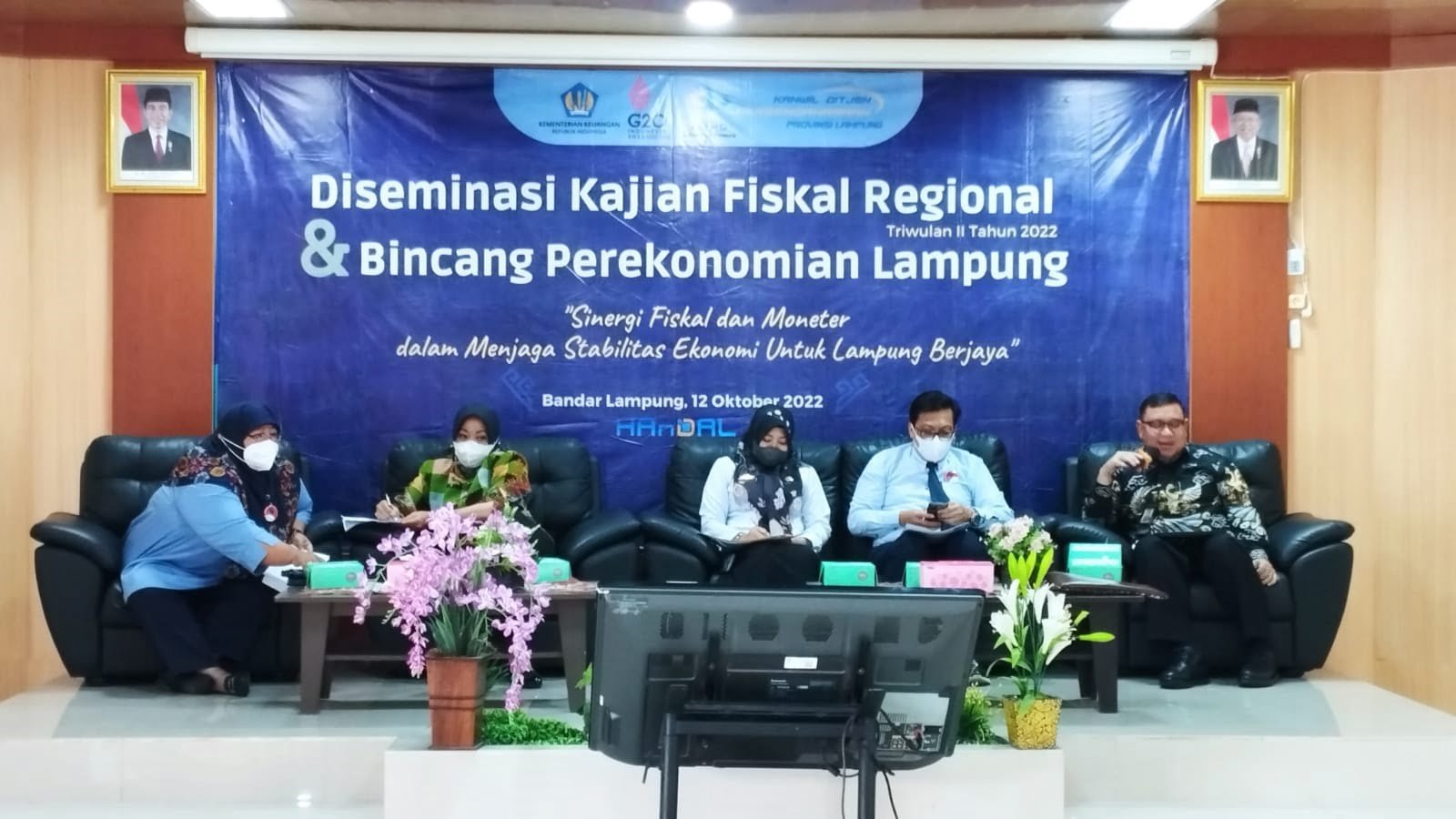 PAPARAN KONDISI EKONOMI TERKINI. Kantor Wilayah Direktorat Jenderal Perbendaharaan (Kanwil DJPb) menggelar Diseminasi Kajian Fiskal Regional dan Bincang Kondisi Perekonomian Lampung di aula kantor setempat, Rabu (12/10). n LAMPUNG POST/DETA CITRAWAN