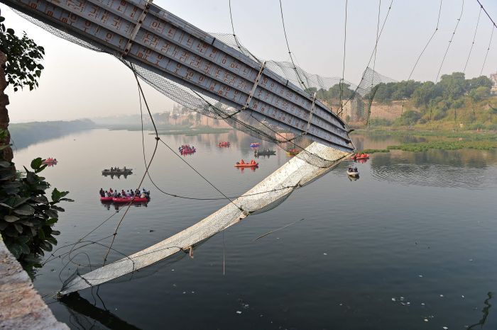 Proses penyelamatan korban jembatan gantung yang runtuh di Gujarat, India.  AFP/ SAM PANTHAKY