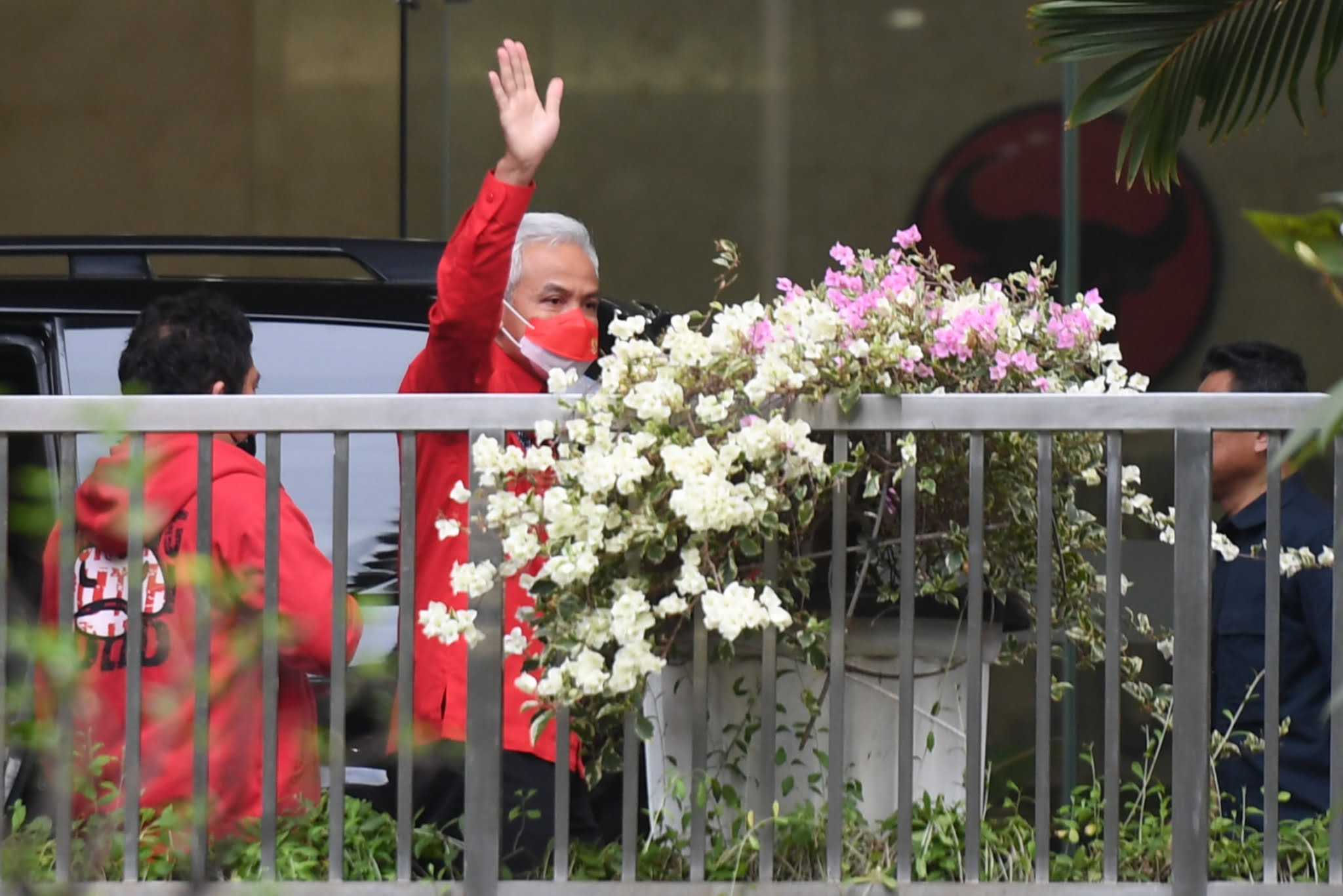 Gubernur Jawa Tengah Ganjar Pranowo tiba di Kantor DPP PDI Perjuangan, Jakarta, Senin (24/10/2022). Kedatangan Ganjar Pranowo itu untuk memenuhi panggilan DPP PDI Perjuangan guna mengklarifikasi pernyataannya soal siap menjadi calon presiden (capres) 2024. ANTARA FOTO/Hafidz Mubarak A/wsj.