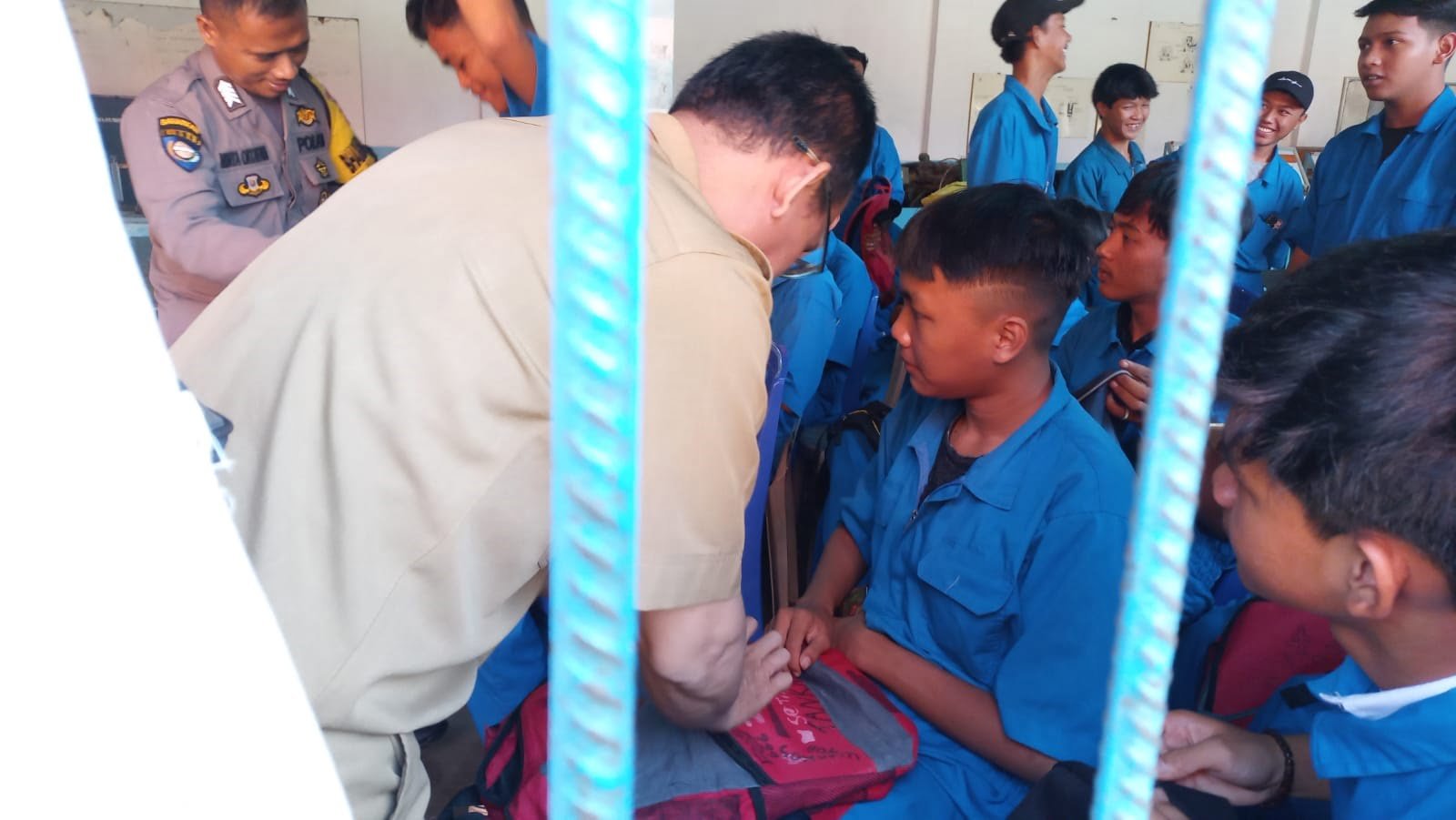 RAZIA SEKOLAH. Jajaran Polsek Telukbetung Utara melakukan razia di SMK Satu Nusa 3 Jalan Cut Mutia Gulakgalik Telukbetung Utara, Bandar Lampung, Selasa (11/10). Razia tersebut buntut dari video penyerangan SMA Muhammadiyah Pengajaran Telukbetung Utara, Bandar Lampung.
n LAMPUNG POST/SALDA ANDALA