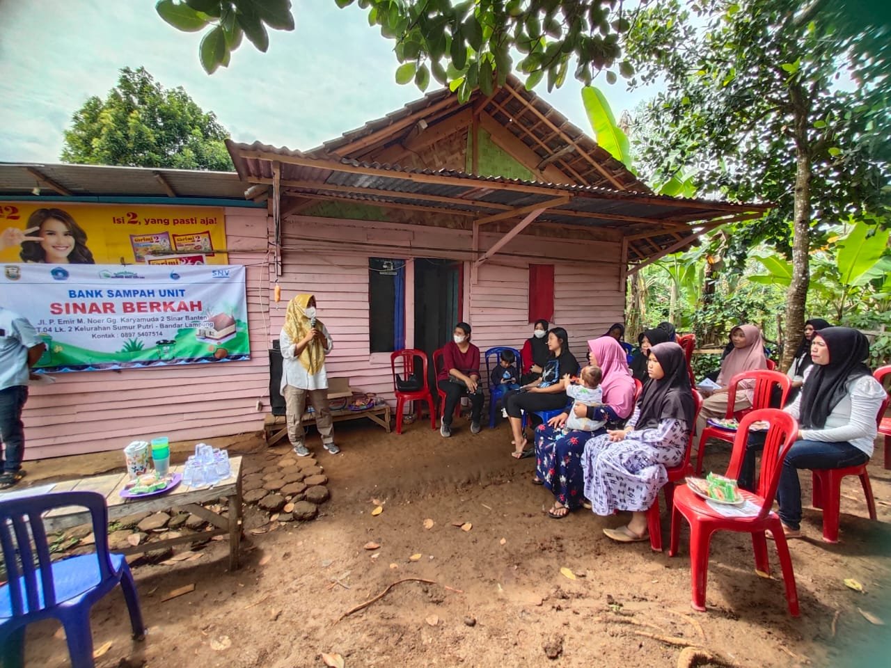 BANK SAMPAH. Tim PKK Kecamatan Telukbetung Selatan, Bandar Lampung, menginisiasi program Kampung Hijau Berkelanjutan untuk setiap kelurahan, Senin (24/10). Program itu dilakukan dengan membentuk bank sampah sebagai dalam mengelola sampah.
LAMPUNG POST/ZAINUDDIN
