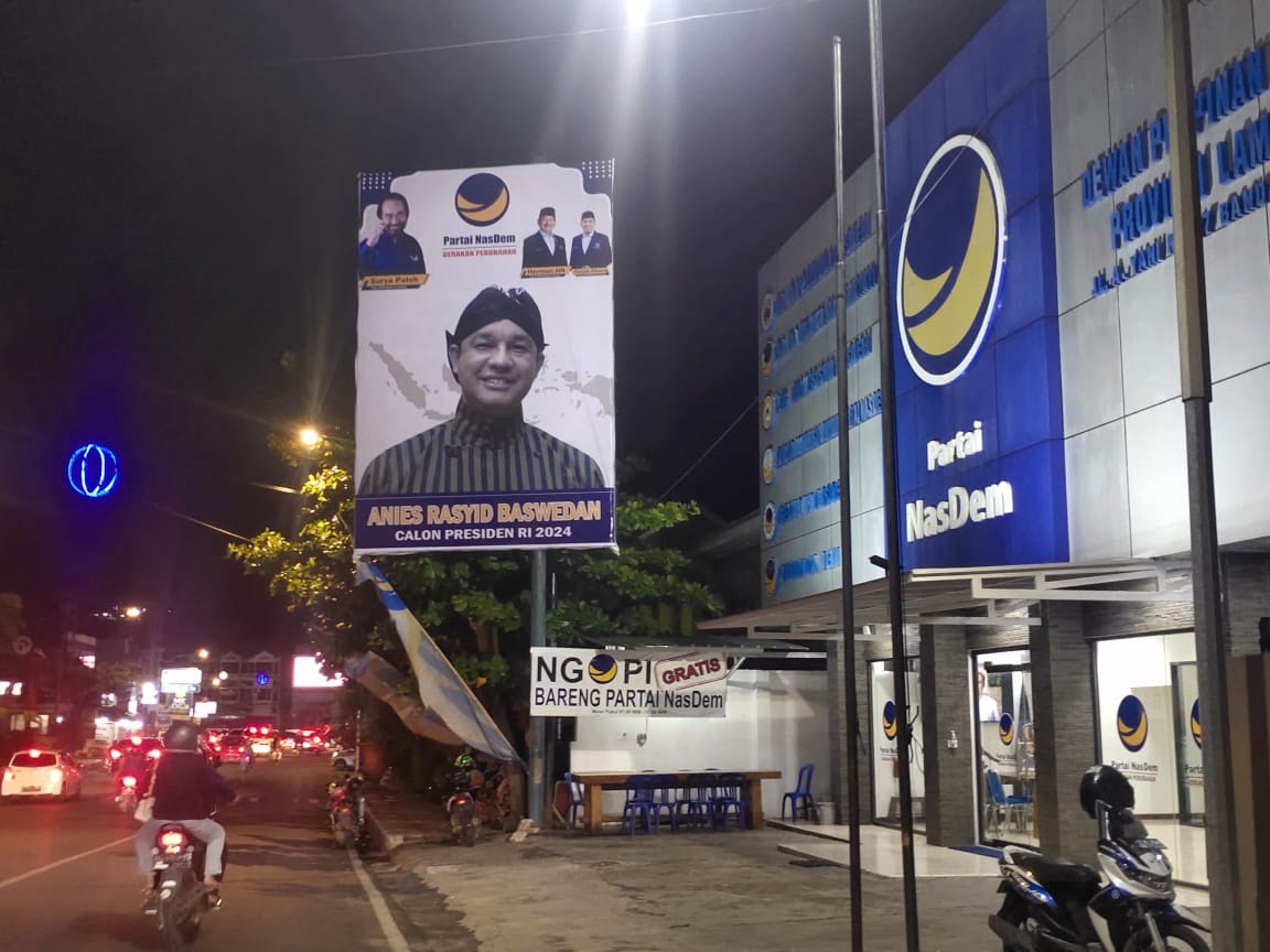 TINGKATKAN POPULARITAS DAN ELEKTABILITAS. Baliho Anies Baswedan, calon presiden RI, terpasang di depan Kantor DPW NasDem Lampung, Selasa (4/10). DPW NasDem Lampung langsung bergerak cepat meningkatkan popularitas dan elektabilitas Anies Baswedan sebagai calon presiden RI pada Pemilu 2024 yang diusung partai tersebut.
LAMPUNG POST/ASRUL SEPTIAN MALIK