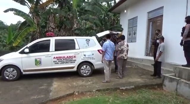 TEMBAK MATI PELAKU CURANMOR. Evakuasi jenazah salah satu pelaku spesialis pencurian sepeda motor (curanmor) di Rumah Sakit Bhayangkara Polda Lampung, Minggu (9/10). Satreskrim Polresta Bandar Lampung menembak mati seorang pelaku spesialis pencurian sepeda motor yang kerap beraksi di wilayah hukum Bandar Lampung.
LAMPUNG POST/SALDA ANDALA