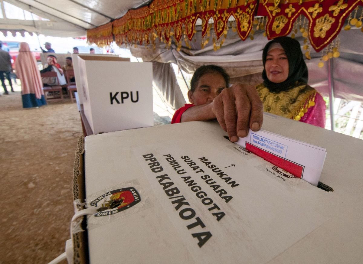 Seorang warga memasukkan surat suara di TPS Desa Bolobia, Sulawesi Tengah. ANTARA/BASRI MARZUKI