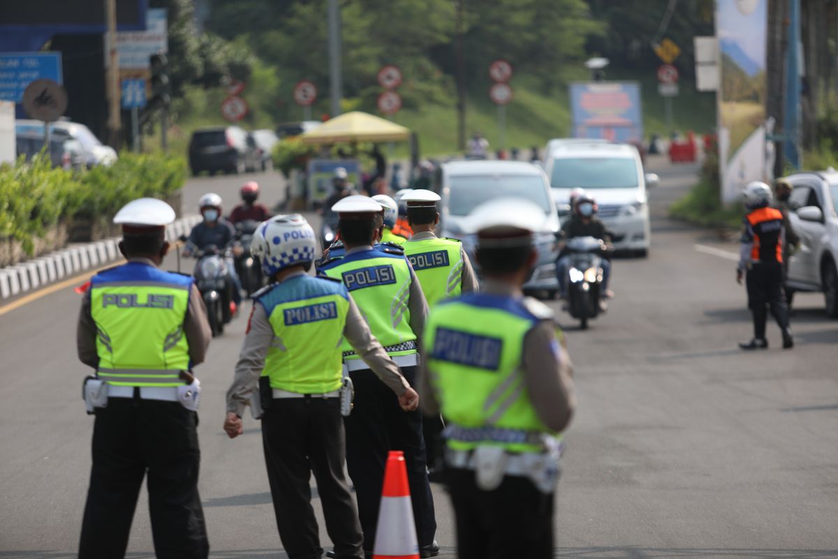 Polisi memeriksa kelengkapan dokumen pada sejumlah kendaraan yang melintas di pos penyekatan jalur Puncak, Bogor, Jabar, Minggu (9/5). MI/VICKY GUSTIAWAN