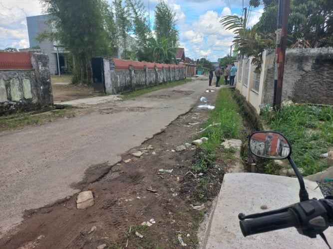 Anggota Polsek Tanjungsenang sedang menyisir CCTV di sekitar lokasi kejadian, Minggu, 23 Oktober 2022. LAMPUNG POST/SALDA ANDALA