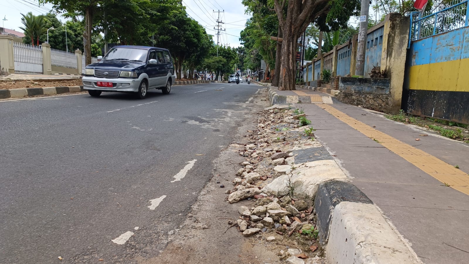 Kondisi trotoar di jalan Pangeran Emir M Noor Kec. Teluk Betung Selatan. (FOTO: LAMPUNG POST/PUTRI PURNAMA)