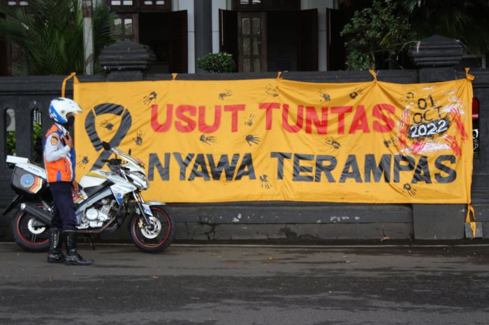 Spanduk kecaman tragedi Kanjuruhan terpasang di depan gedung DPRD Kota Malang, Jawa Timur.  
ANTARA FOTO/Syaiful Arif