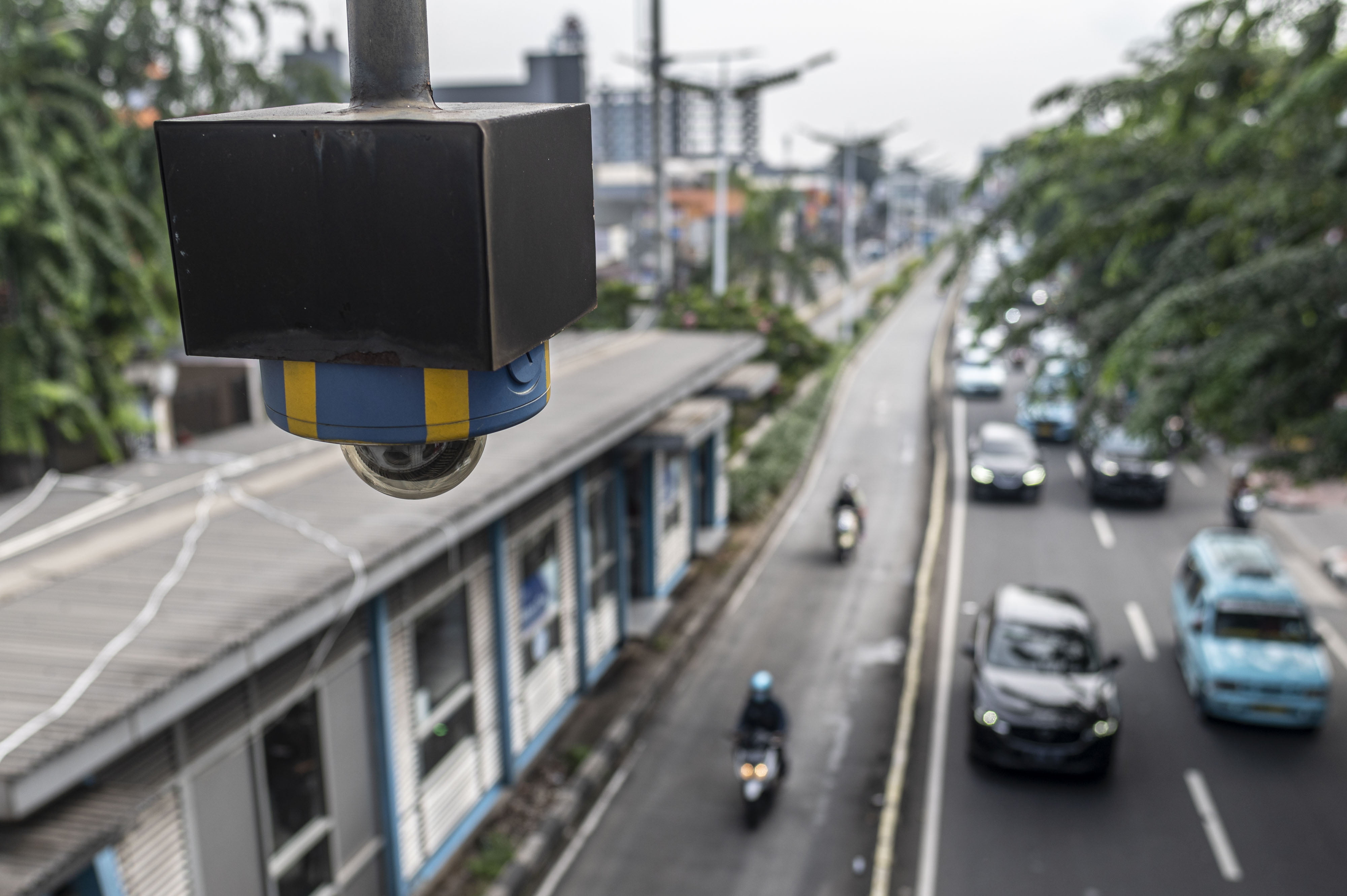 Kendaraan melintas di bawah kamera pengawas atau Closed Circuit Television (CCTV) yang terpasang di jalur bus transjakarta, kawasan Jalan Otto Iskandardinata, Jakarta, Kamis (23/6/2022). Korlantas Polri mengungkap perolehan uang denda tilang elektronik atau electronic traffic law enforcement (ETLE) mencapai Rp 639 miliar yang diperoleh dari 1.771.242 kasus tilang yang terekam ETLE. ANTARA FOTO/Aprillio Akbar