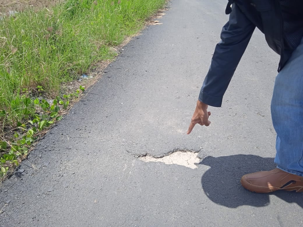 Kondisi rusaknya ruas Jalan Nusantara di Kelurahan Margodadi, Kecamatan Metro Selatan, Senin (21/11). (LAMPUNG POST/BAMBANG PAMUNGKAS)