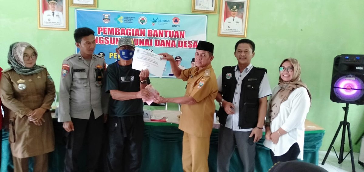 PENYERAHAN BLT-DD. Pemerintah Pekon Pemerihan, Kecamatan Krui Selatan, Kabupaten Pesisir Barat, menyalurkan bantuan langsung tunai-Dana Desa (BLT-DD) tahap ketiga, untuk Juli, Agustus, dan September kepada 77 keluarga penerima manfaat (KPM) di pekon tersebut, Senin (21/11).
LAMPUNG POST/YON FISOMA