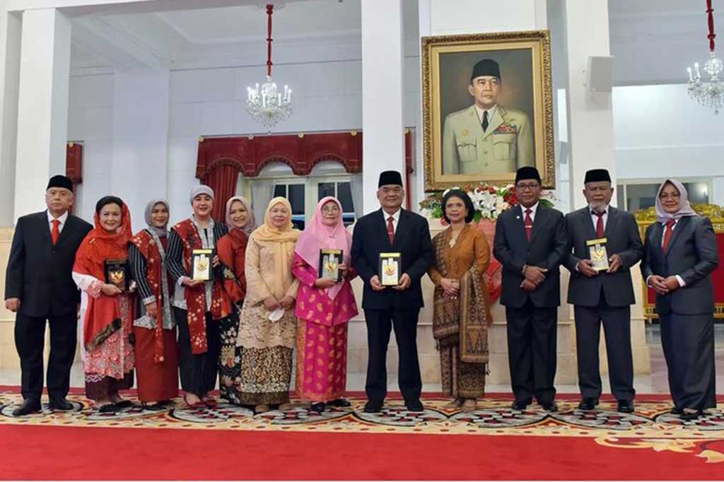 Presiden Joko Widodo menganugerahkan gelar pahlawan nasional kepada lima tokoh dari berbagai daerah yang telah berjasa bagi bangsa dan negara, di Istana Negara, Jakarta, Senin, 7 November 2022. BPMI Setpres