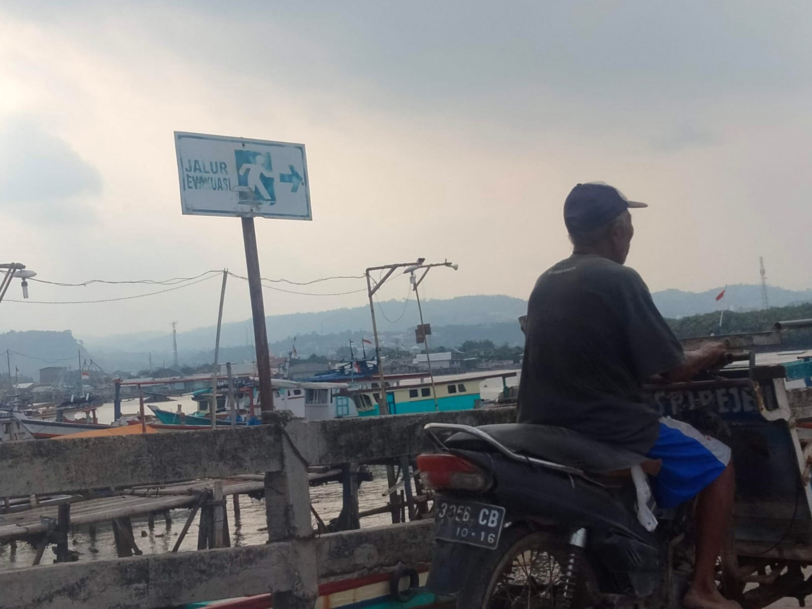 JALUR EVAKUASI PULAU PASARAN. Pengendara melintas di dekat petunjuk jalur evakuasi di Pulau Pasaran, Bandar Lampung, Minggu (6/11). Warga Pulau Pasar sudah terbiasa dengan banjir rob yang kerap terjadi setahun sekali.
LAMPUNG POST/ZAINUDDIN