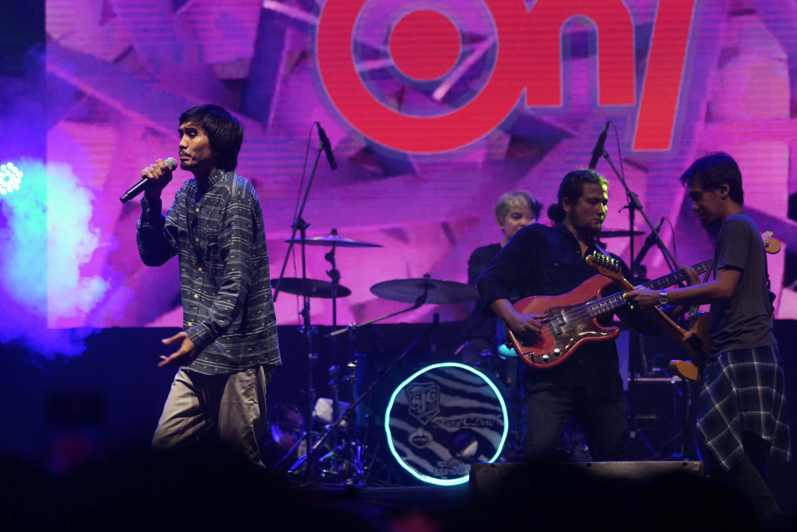 Band Sheila on 7 menunjukan aksinya saat acara Jogja Volkswagen Festival (JVWF) 2022 di Taman Wisata Candi Prambanan, Sleman, D.I Yogyakarta, Minggu (17/7/2022). Dalam acara itu Sheila on 7 membawakan sejumlah lagu hits nya mulai dari Pejatan Tangguh, Kita, hingga Lapang Dada. (ANTARA FOTO/Andreas Fitri Atmoko).