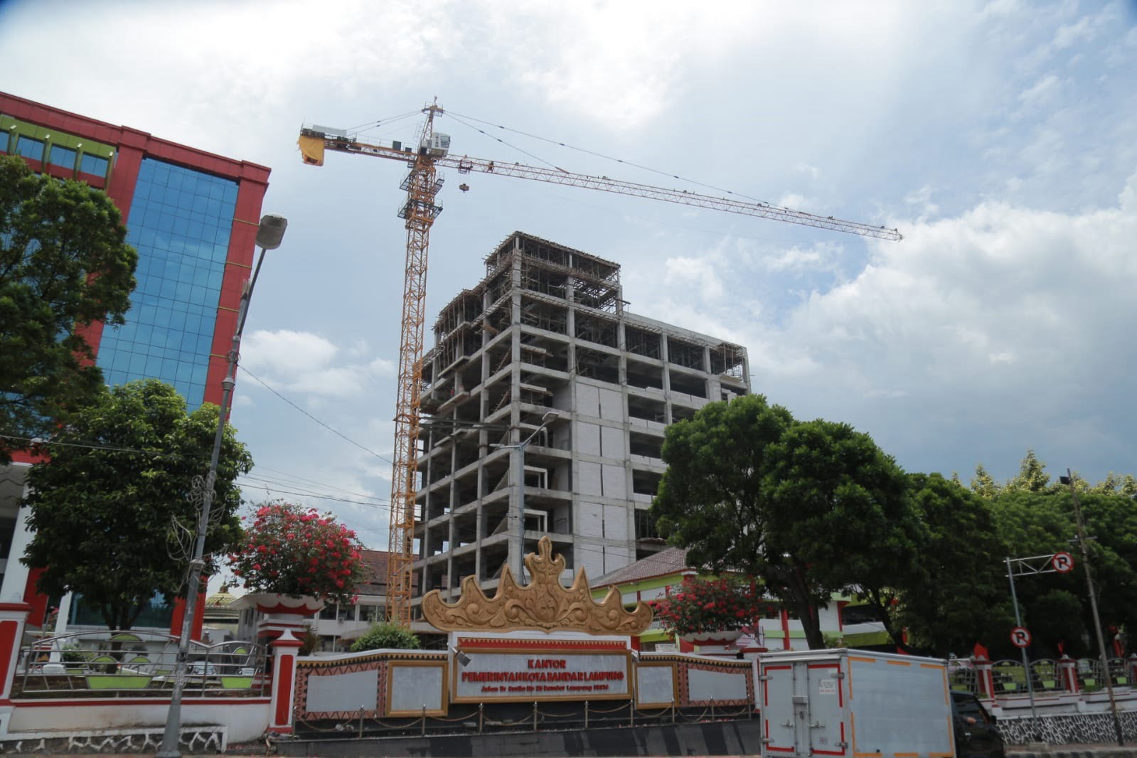 PEMBANGUNAN GEDUNG SATU ATAP. Pembangunan gedung satu atap di Pemkot Bandar Lampung, Rabu (9/11).
Selain menuntaskan penyaluran bansos pengendali inflasi, Kemendagri juga menginstruksikan seluruh pemda mempercepat serapan anggaran melalui belanja daerah. Saat ini capaian realisasi belanja enam daerah di Provinsi Lampung masih di bawah 60%.
LAMPUNG POST/ZAINUDDIN