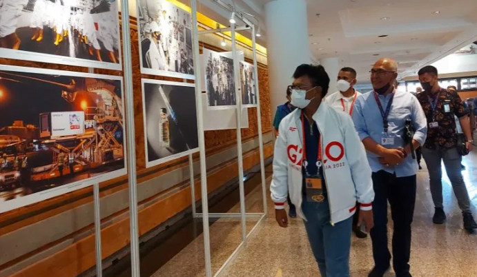 Menteri Komunikasi dan Informatika Johnny G. Plate dan Direktur Pemberitaan LKBN ANTARA Akhmad Munir saat melihat pameran foto "Recover Together Recover Stronger" di BICC, Nusa Dua, Bali, Sabtu (12/11/2022).ANTARA/Natisha Andarniingtyas