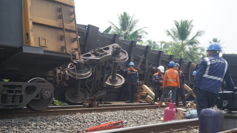 Petugas melakukan evakuasi gerbong di stasiun Rengas, Kecamatan Bekri, Lampung Tengah. Lampung Post / Raeza Handanny Agustira
