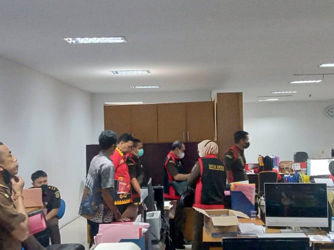 Kejaksaan Tinggi Lampung menggeledah kantor Badan Pengelolaan Pajak dan Retribusi Daerah (BPPRD) Bandar Lampung, sekitar pukul 08.30 WIB, Kamis, 3 November 2022. Lampung Post/Umar Robbani