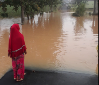 Pantauan pagi di Kaling Tanjung Alam Permai, Kelurahan Kotaalam, permukaan air naik hingga kerumah dan jalan.Lampung Post/ Fajar Nofitra