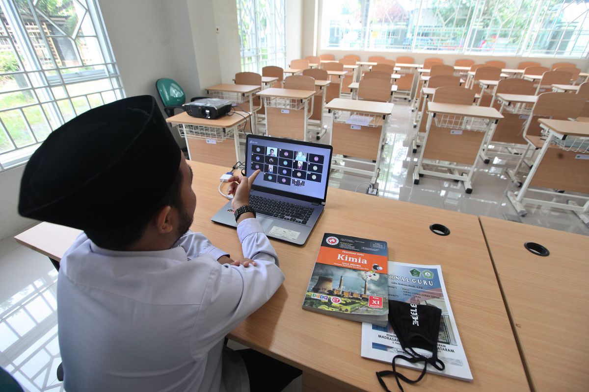 PEMBELAJARAN JARAK JAUH: Guru melakukan pembelajaran jarak jauh memanfaatkan teknologi internet di Madrasah Aliyah Negeri 2 Mataram, NTB. MI/ SUSANTO