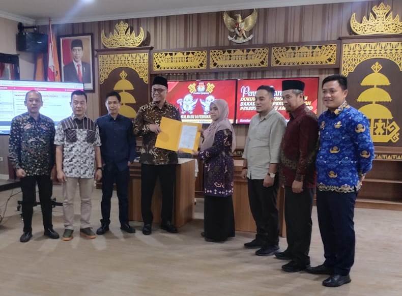 Ahmad Bastian saat menyerahkan dukungan di KPU Lampung. Lampost.co/Asrul