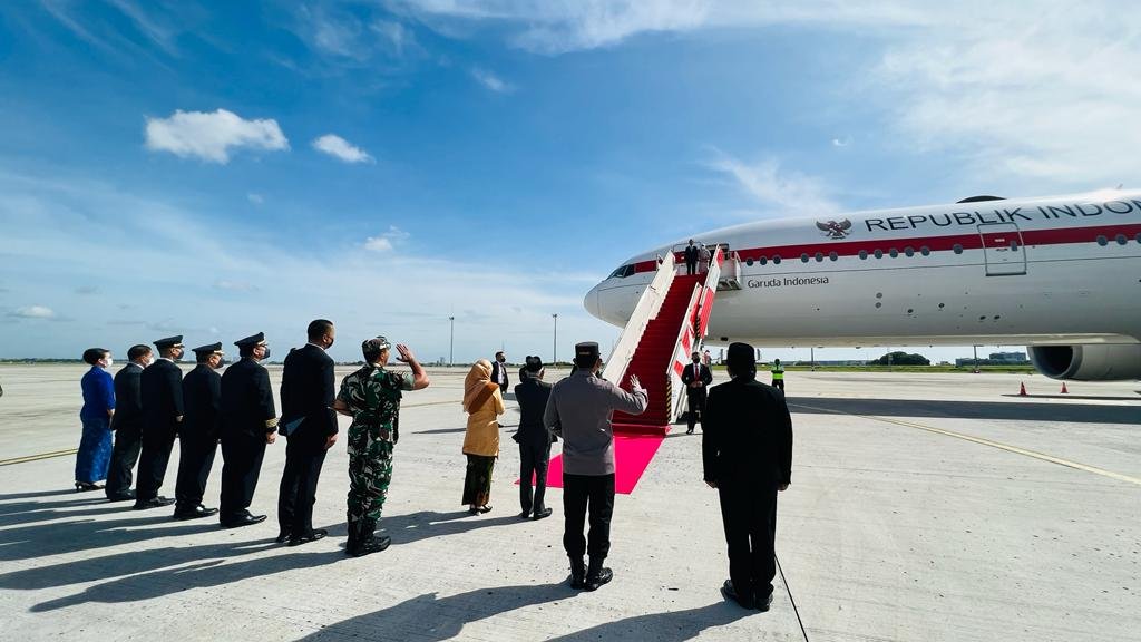 HADIRI KTT ASEAN-UNI EROPA. Presiden Indonesia Joko Widodo bersama rombongan menaiki pesawat kepresidenan untuk terbang menuju Brussel, Belgia, Selasa (13/12). Tujuan Presiden Ke Brussel untuk menghadiri Konferensi Tingkat Tinggi ASEAN-Uni Eropa.
DOK SETPRES