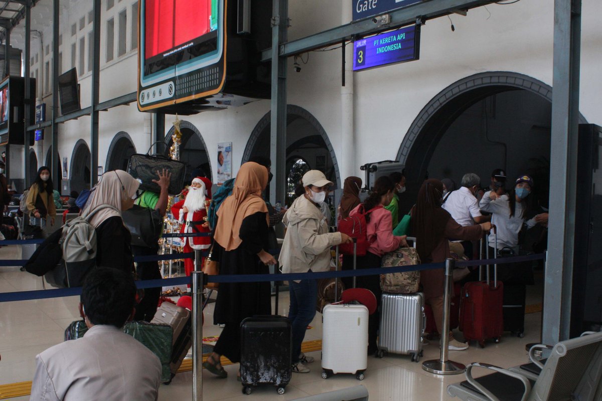 PUNCAK ARUS MUDIK NATAL TAHUN BARU: Suasan hilirmudik Para calon penumpang Kereta Api pada liburan Natal dan Tahuin Baru 2023 di Stasiun Pasar Senen, Jakarta, Jumat (23/12). Medurut survei Badan Kebijakan Transportasi (Baketrans) Kementerian Perhubungan (Kemenhub), diperkirakan sebanyak 44,17 juta orang atau 16,35 persen dari seluruh masyarakat di Indonesia ikut mudik pada kesempatan ini.MI/ Moh Irfan