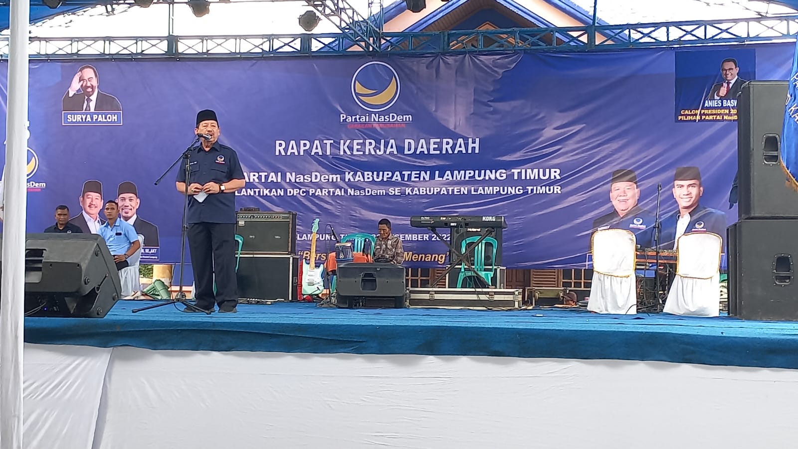 RAKERDA NASDEM. Ketua DPW NasDem Lampung Herman HN memberikan sambutan saat rapat kerja daerah di Lampung Timur, Senin (26/12). Herman meminta kepada seluruh kader dan pengurus NasDem Lampung Timur dan bakal calon legislatif agar memaksimalkan kerja-kerja partai serta meyakinkan masyarakat Lamtim.
DOK NASDEM LAMPUNG