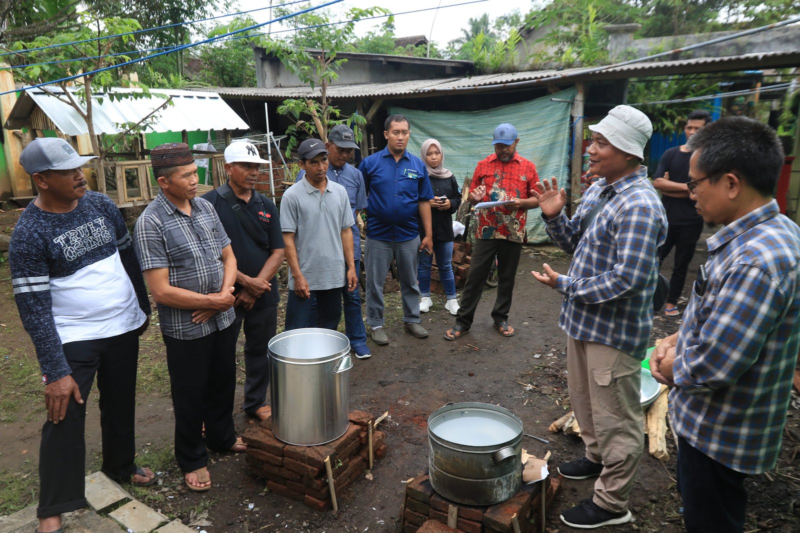 Farm Supervisor Ewindo Triandoyo (kedua kanan) memberikan pelatihan pembuatan Pupuk Organik Hayati di Jambewangi, Banyuwangi, Jawa Timur, Rabu (23/11/2022). Badan Riset dan Inovasi Nasional (BRIN) bekerjasama dengan PT. East West Seed Indonesia (Ewindo) memberikan pelatihan penggunaan Reaktor Pupuk Organik Hayati kepada petani di Banyuwangi guna mendukung pertanian berkelanjutan dan kesejahteraan petani. ANTARA FOTO/Budi Candra Setya/YU