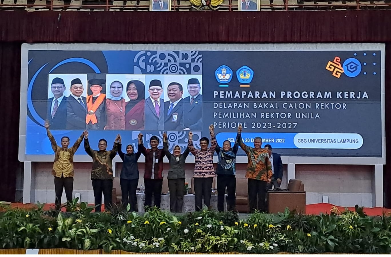 PENYAMPAIAN VISI-MISI. Delapan calon rektor Unila usai penyampaian visi-misi di GSG Unila, Selasa (20/12). Senat Unila minta delapan calon rektor yang baru saja menyampaikan visi-misinya dan program kerjanya agar dapat membawa Unila jauh lebih baik. LAMPUNG POST/ANDRE PRASETYO NUGROHO